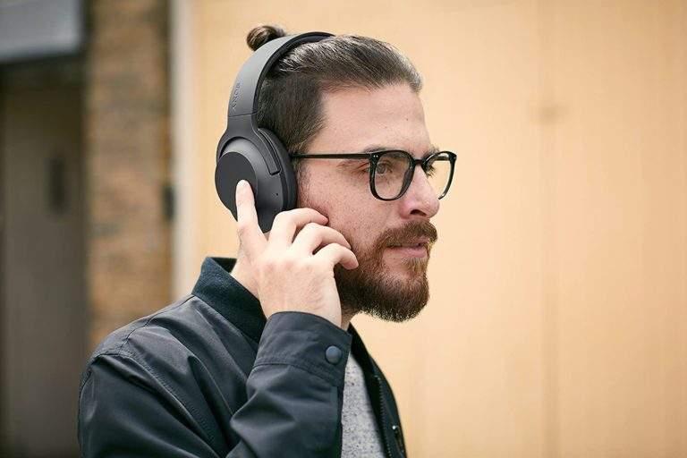 How To Wear Headphones With Glasses - Audio Egghead